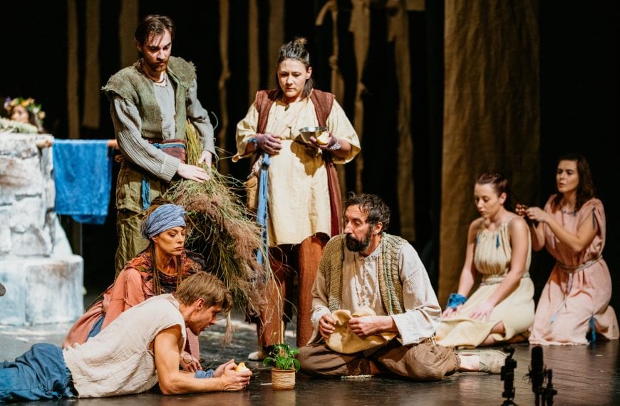 “Plavi avion“ – pozorišno putovanje inspirisano muzikom Darka Rundeka (Foto)