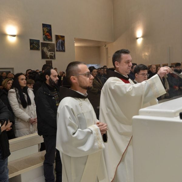 Veliki broj vjernika okupio se na ponoćki u Tuzli (Foto)