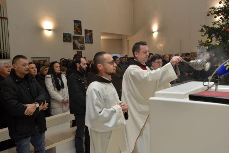 u samostanu svetog petra i pavla u tuzli na misi ponocki povodom katolickog blagdana bozica okupio se veliki broj vjernika