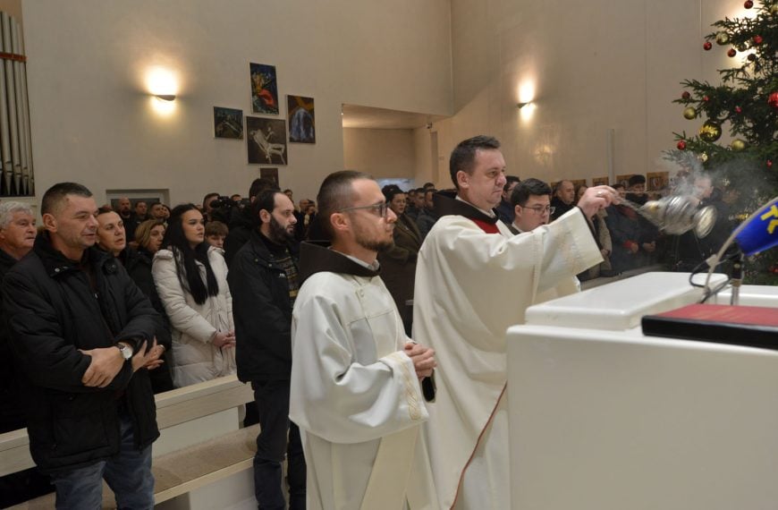 Veliki broj vjernika okupio se na ponoćki u Tuzli (Foto)