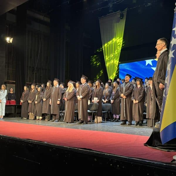 Na svečanoj ceremoniji promovisano 344 diplomanta i magistra Univerziteta u Tuzli