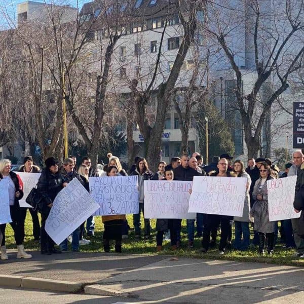 porodica i neformalna grupa gradjana tk odrzali mirni protest ispred zgrade kantonalnog suda u tuzli povodom presude za smert ajle nuhanovic