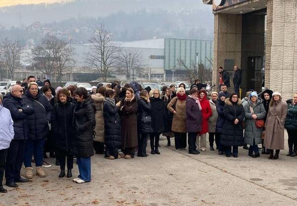danas su ponovo u tuzli protestovali uposenici u pravosudju tk radi neispunjenih zahtjeva i nepovecanja plata