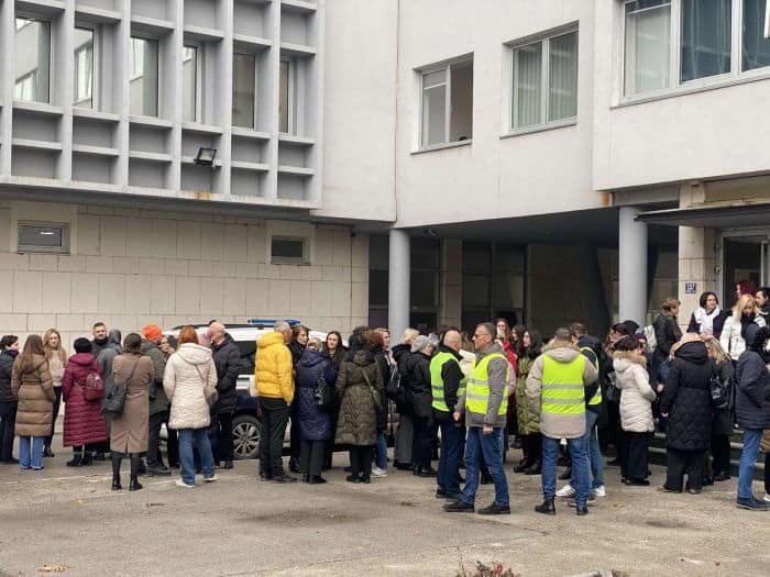 danas su zaposlenici u pravosusdnim institucijama tk ponovo izasli na protest a zahtjevaju povecanje plata