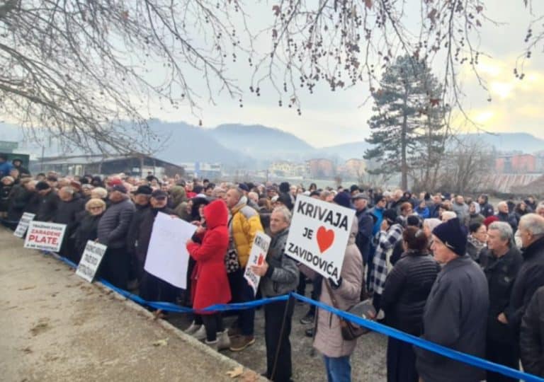 radnici krivaje zavidovici sprijecili su jutros privatne investitore da preuzmu imovinu preduzeca i odgodili rociste koje je bilo zakazano