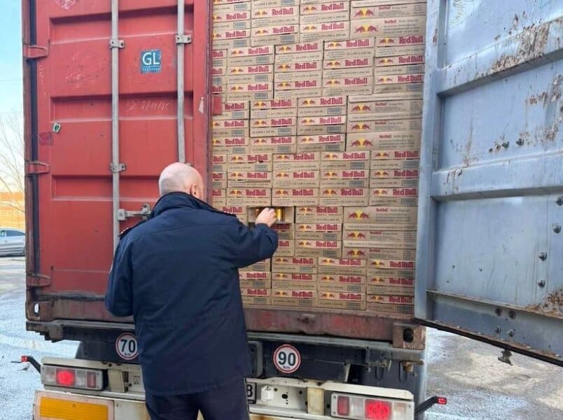 sluzbenici uprave za indirektno oporezivanje bih sprijecili su na carinskom prelazu gradiska uvoz laznog red bulla u bih
