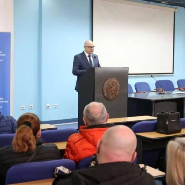 ministarstvo obrazovanja i nauke tk potpisalo ugovore za stipendije sa ucenicima koji pohadjaju deficitarna zanimnaj u skolam tk