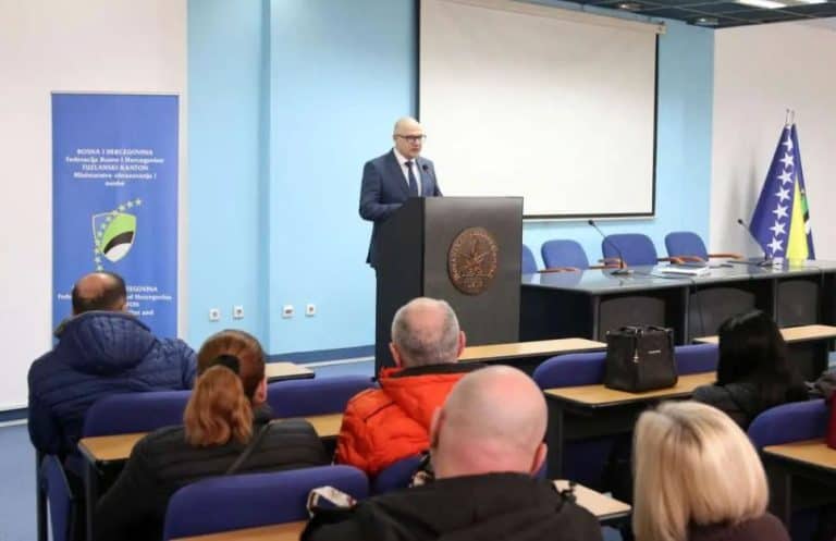 ministarstvo obrazovanja i nauke tk potpisalo ugovore za stipendije sa ucenicima koji pohadjaju deficitarna zanimnaj u skolam tk