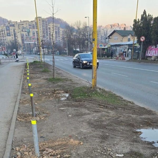 stubici postavljeni na trotoar u sarajevskoj ulici radi sprecavanja nepropisnog parkiranja