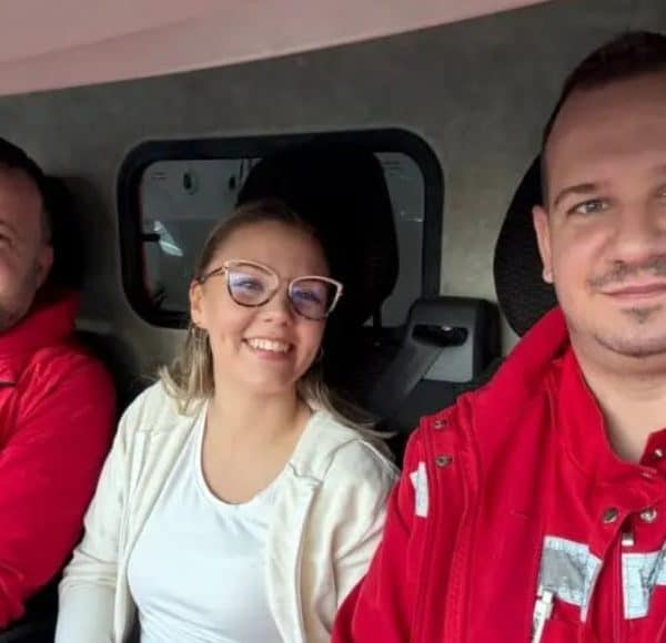 ekipa hitne pomoci porodila trudnicu u vozilu na putu prema ukc tuzla rodjen zdrav djecak koji je zajedno sa majkom naknadno prebacen u bolnicu