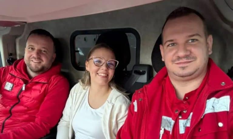 ekipa hitne pomoci porodila trudnicu u vozilu na putu prema ukc tuzla rodjen zdrav djecak koji je zajedno sa majkom naknadno prebacen u bolnicu