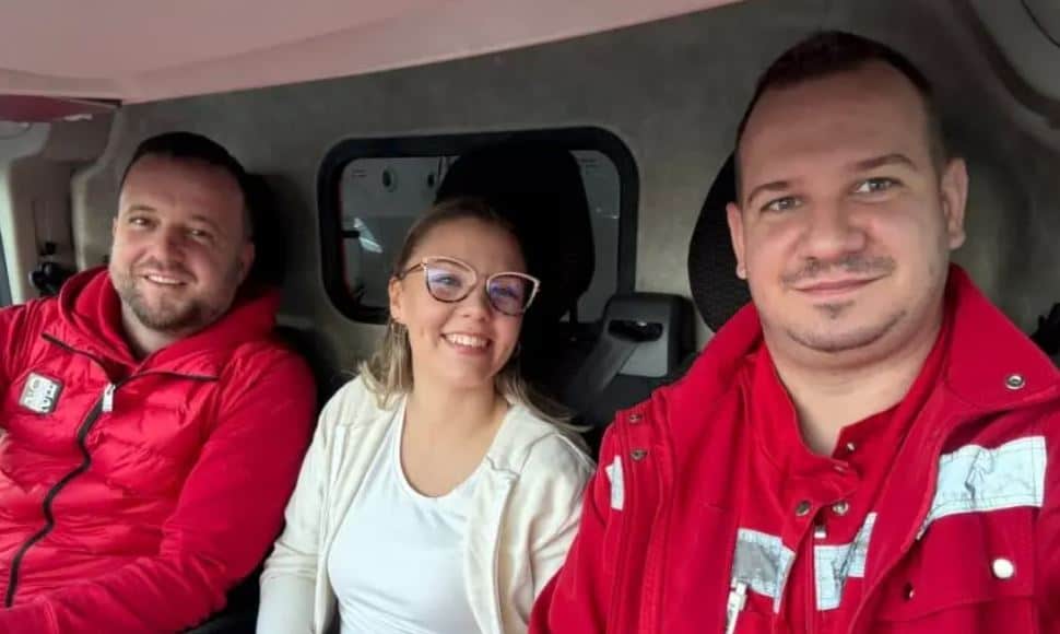 ekipa hitne pomoci porodila trudnicu u vozilu na putu prema ukc tuzla rodjen zdrav djecak koji je zajedno sa majkom naknadno prebacen u bolnicu