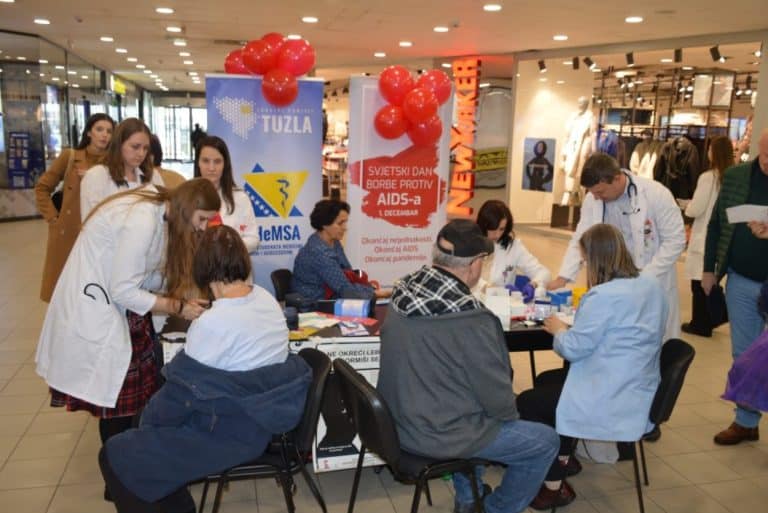 ukc tuzla podrzao globalnu inicijativu o podizanju svijest o hivu i aidsu odradili besplatna testiranja gradjana