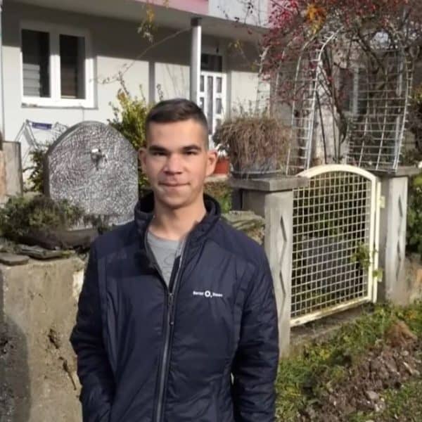 sugradjanin iz bugojna koji trenutno zivi u inostranstvu samer mesan poklonio je kucu na koristenje 19-godisnjem zaimu bajricu koji je zivio u veoma teskim uslovima