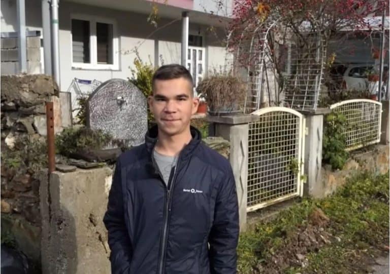 sugradjanin iz bugojna koji trenutno zivi u inostranstvu samer mesan poklonio je kucu na koristenje 19-godisnjem zaimu bajricu koji je zivio u veoma teskim uslovima