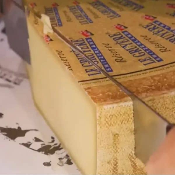 strucnjaci savjetuju da se sir ne zamrzava jer taj proces mjenja njegovu teksturu kvalitet i okus