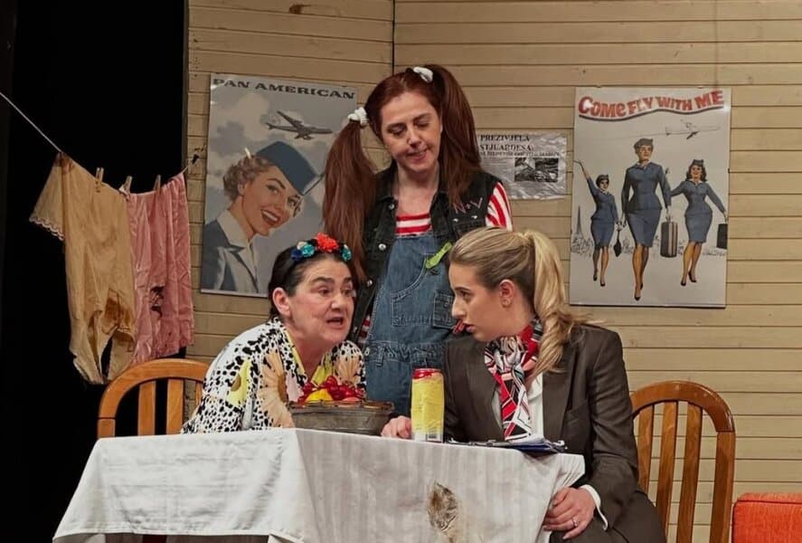 u subotu 20 decembra na repertoaru narodnog pozorista tuzla predstava zene u crvenom