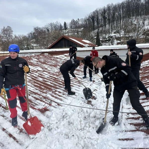 Oštećen plafon u obdaništu u Lukavcu: GSS uklonio snijeg s krova
