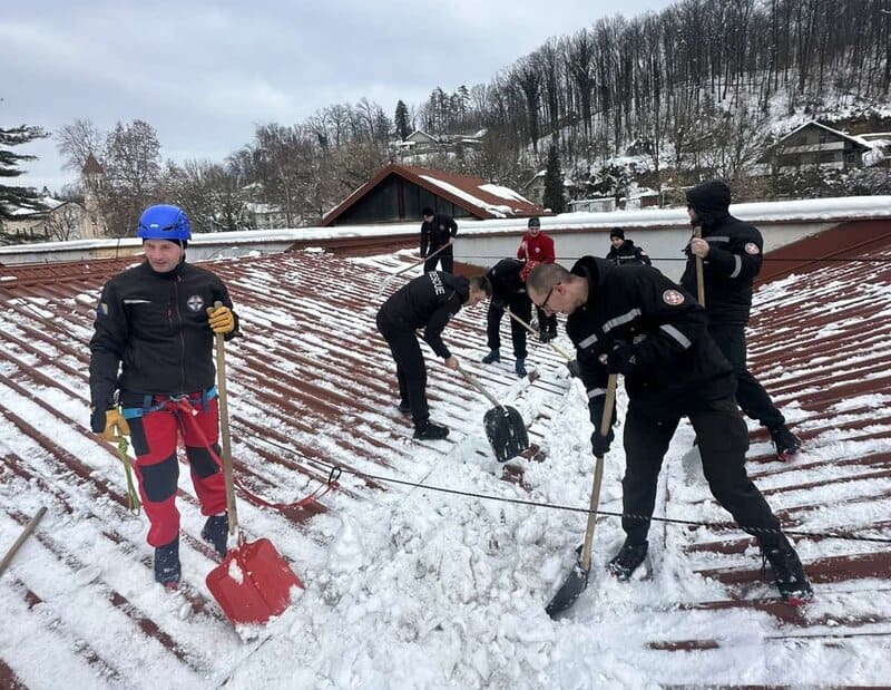 Oštećen plafon u obdaništu u Lukavcu: GSS uklonio snijeg s krova