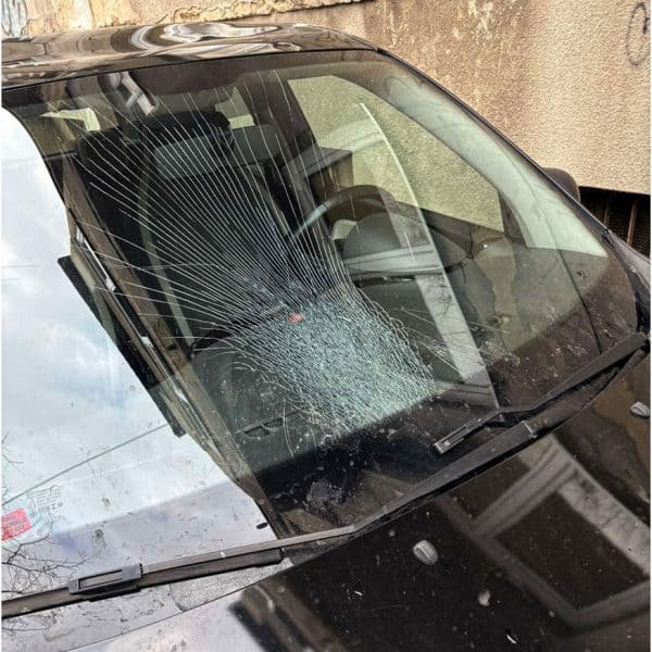 Objektivom: Oštećen automobil u Pozorišnoj ulici (Foto)