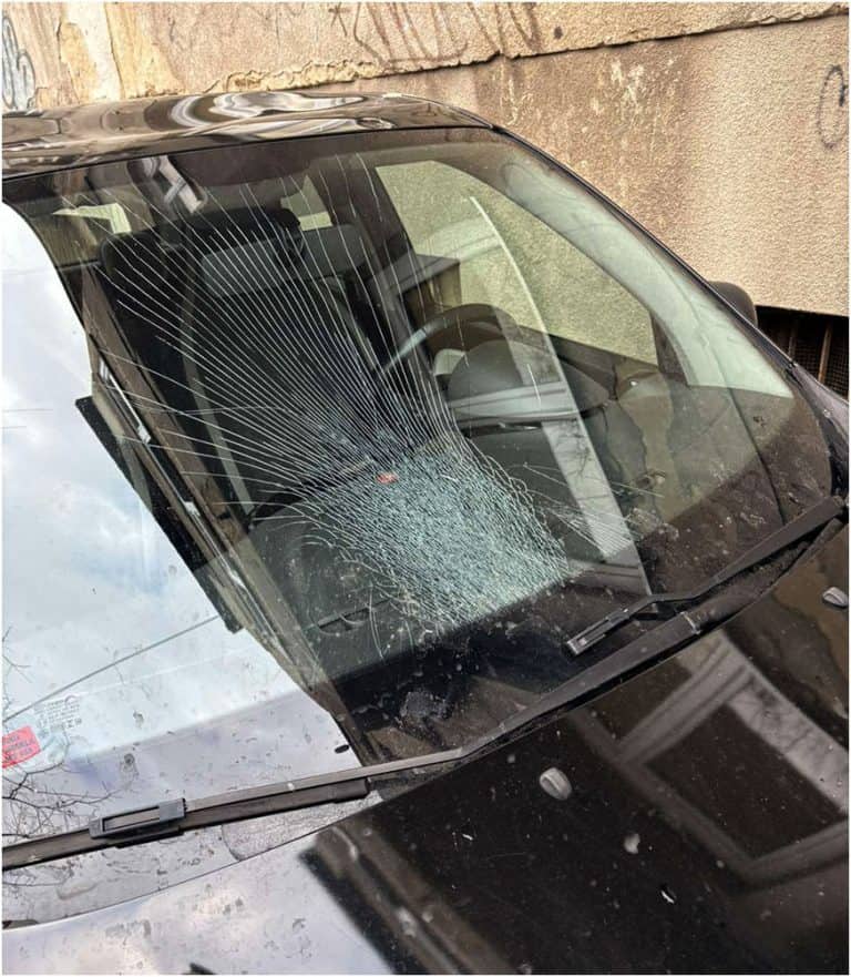 auto, ostecen, Pozorisna ulica