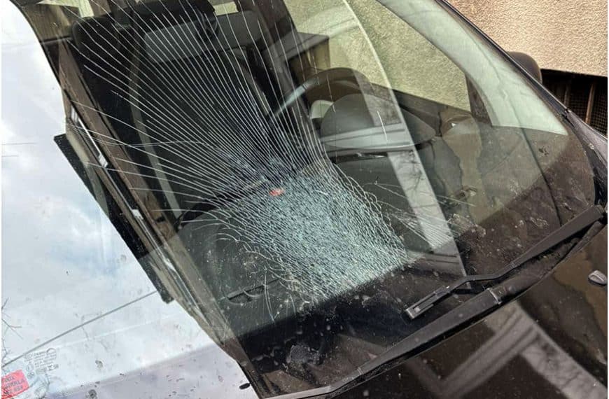 Objektivom: Oštećen automobil u Pozorišnoj ulici (Foto)