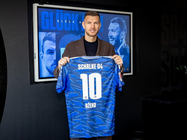 edin dzeko nakon sto je potpisao ugovor sa schalkeom 04 porucio da jedva ceka da istci na teren