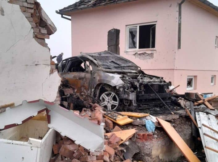 tokom noci kod dervente u garazi jedne porodicne kuce odjeknula je eksplozija koja je napravila veliku materijalnu stetu na imanju