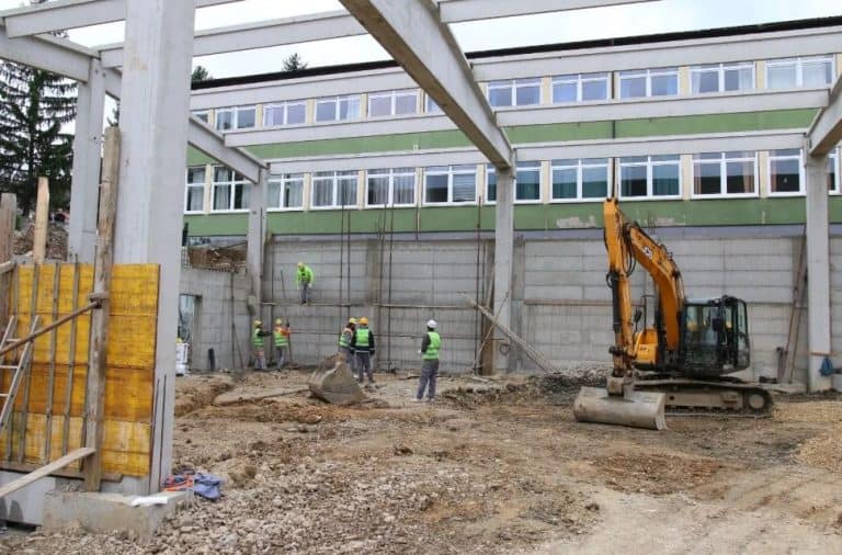 vlada tk radi na projektu jacanja skolskog sporta tim povodom trenutno je sitrom kantona u izgradnji 6 novih skolskih sportskih sala