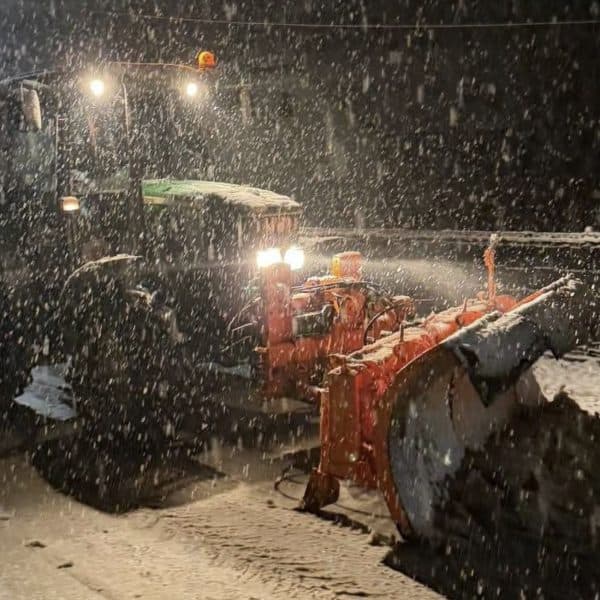 zimske sluzbe jkp komunalac tuzla od sinoc rade na ciscenju saobracajnica prekrivenih snijegom