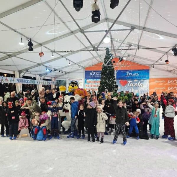 klizanje pod maskama klizbal sinoc je odrzano na klizalistu panoniuke okupio se veliki broj klizaca i posjeztitelja