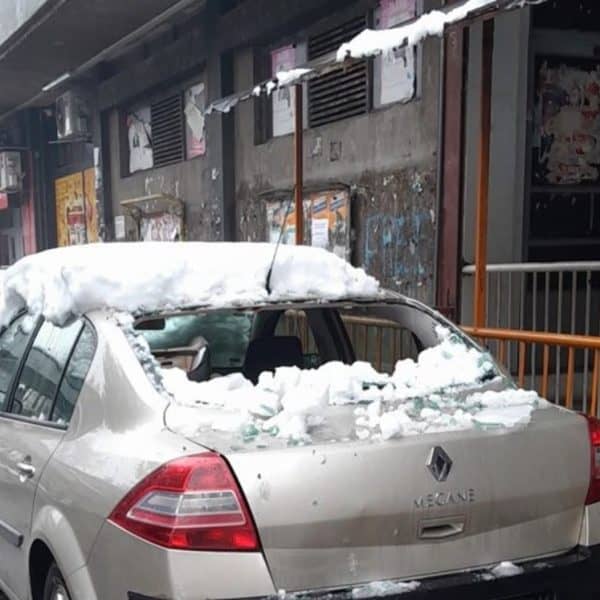 u tuzlanskom naselju slatina danas su ledenice koje su otpale sa jedne od zgrada ostetiule automobil zadnje staklo je u potpunosti unisteno