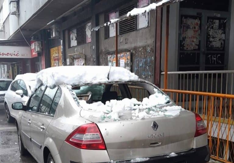 u tuzlanskom naselju slatina danas su ledenice koje su otpale sa jedne od zgrada ostetiule automobil zadnje staklo je u potpunosti unisteno