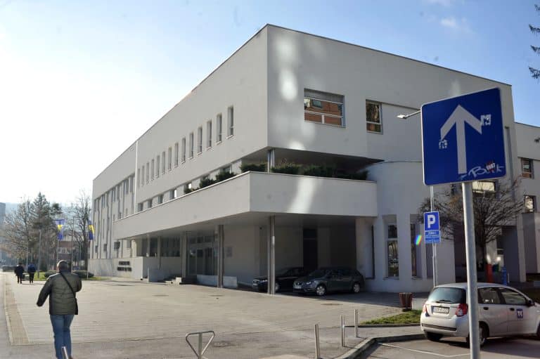 opcinski sud u tuzli odredio jednomjesecni pritvor tuzlacima almiru mahmuzicu i irnesu mujabasicu osumnjicenim za vise teskih kradja