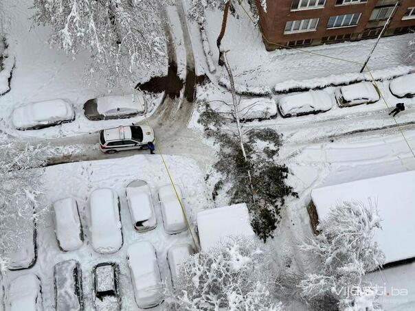 u sarajevskom naselju grbavica jutros se dogodila tragedija u kojoj je smrtno stradala zena stablo bora visokohg preko deset metara palo je na nju