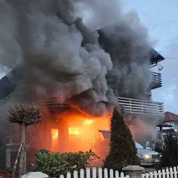 na potrodicnoj kuci u kalesiji izbio pozar vatrogasci brzom intervencijom lokalizovali i stavili pod klontrolu