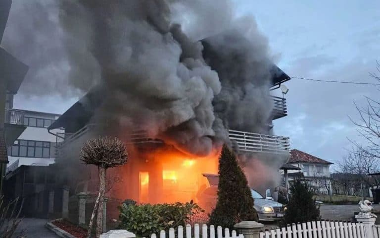 na potrodicnoj kuci u kalesiji izbio pozar vatrogasci brzom intervencijom lokalizovali i stavili pod klontrolu