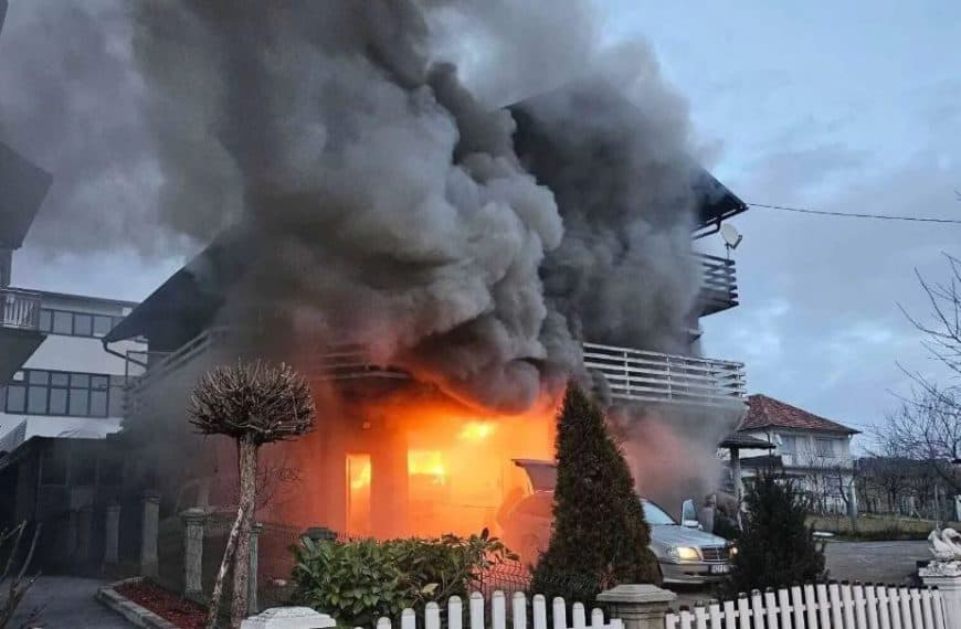 Požar zahvatio porodičnu kuću u Kalesiji, vatrogasci brzom intervencijom spriječili tragediju