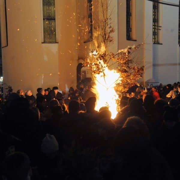 Pravoslavni vjernici u Tuzli paljenjem badnjaka obilježili Badnje veče (Foto)