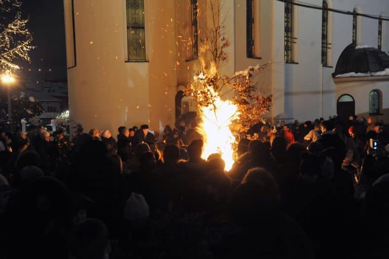 pravoslavni vjernici uoci bozica paljenjem badnjaka ispred pravoslavne crkve u tuzli obiljezili badnje vece