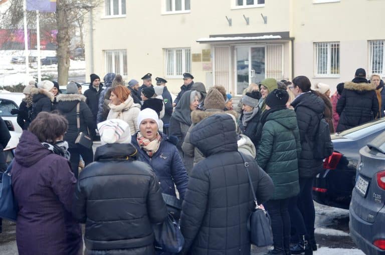 sud vladi tk zabranio da obustavi isplatu plata radnicima pravosudja u strajku