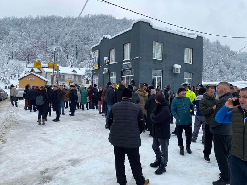 mjestani simin hana organozovali protest zbog visegodisnjeg problema sa slabim naponoim u domacinstvima sto se tice el energije