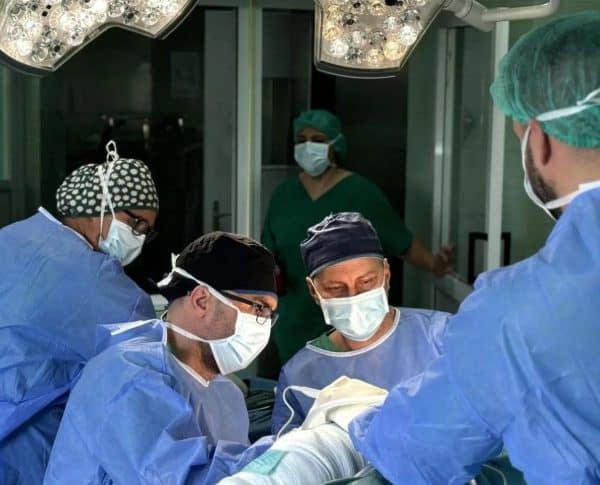 u ukc tuzla izvrsena uspjesno prva transplantacija u 2026 godini otac sinu donirao organ