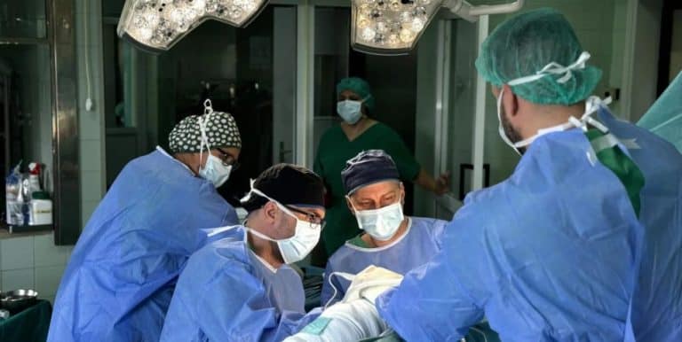 u ukc tuzla izvrsena uspjesno prva transplantacija u 2026 godini otac sinu donirao organ