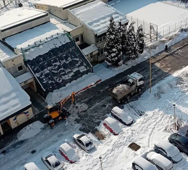 radnici centralnog grijanja tuzla svojim masinama ocistili prilaz obdanistu pcelica u tuzlanskom naselju irac gest za svaku pohvalu