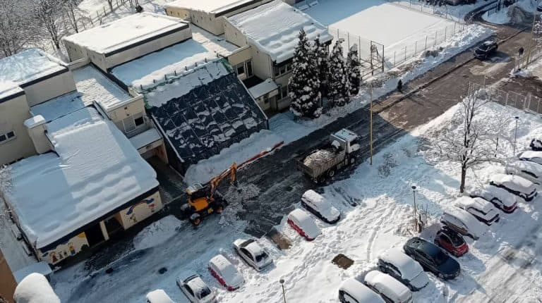 radnici centralnog grijanja tuzla svojim masinama ocistili prilaz obdanistu pcelica u tuzlanskom naselju irac gest za svaku pohvalu