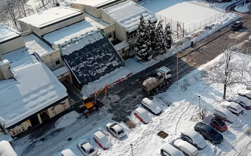 Za pohvalu: Radnici Centralnog grijanja Tuzla očistili prilaz obdaništu