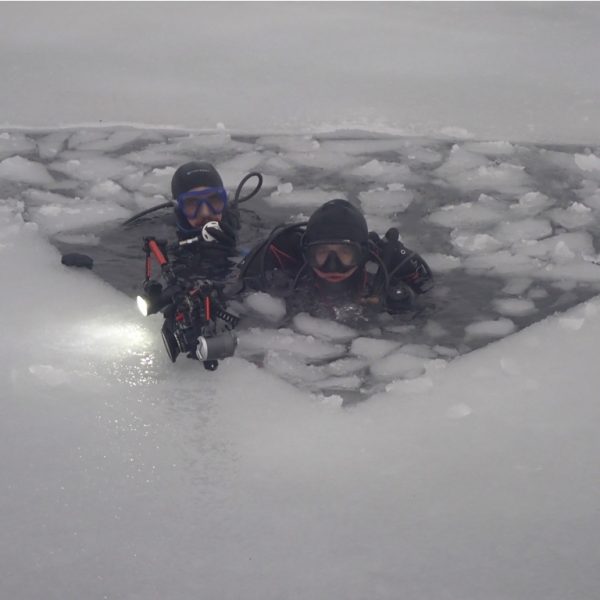 clanovi ronilacke grupe ibnvalida lukavac i gss srebrenik ronili ispod zaledjenog jezera u bistarcu u sklopu vjezbe za nepredvidjene situacije spsavanja