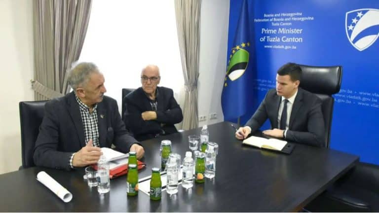 premijer tk irfan halilagic primio selima beslagica i safeta husanovica clanove tuzlanskog akademskog kluba razgovarali o inicijativi koju su proslijedili vladi fbih za povezanost u saobracaju tuzlanskog kantona