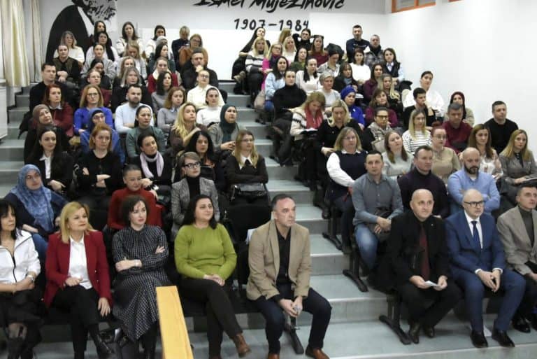 odrzan seminar za asistente u nastavi kao jedan od kljucnih karika inkluzivnog obratzovanja